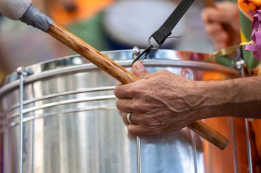 Portekiz 'in Loule şehrindeki bir karnaval festivaline katılanların davullarının ayrıntıları.