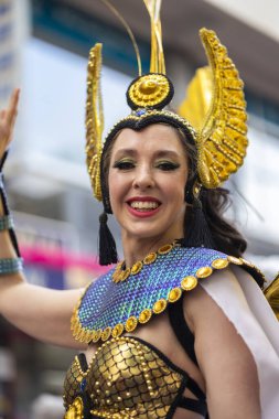 LOULE, PORTUGAL - 17 Şubat 2024: Loule, Portekiz 'deki Renkli Karnaval Festivali katılımcıları.