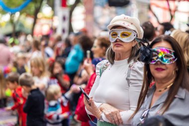 LOULE, PORTUGAL - 17 Şubat 2024: Loule City, Portekiz 'deki Renkli Karnaval Festivali katılımcıları.