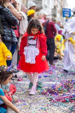LOULE, PORTUGAL - 17 Şubat 2024: Loule City, Portekiz 'deki Renkli Karnaval Festivali katılımcıları.
