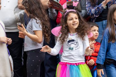 LOULE, PORTUGAL - 17 Şubat 2024: Loule City, Portekiz 'deki Renkli Karnaval Festivali katılımcıları.