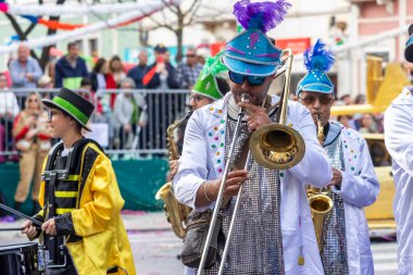 LOULE, PORTUGAL - 17 Şubat 2024: Loule, Portekiz 'deki Renkli Karnaval Festivali katılımcıları.