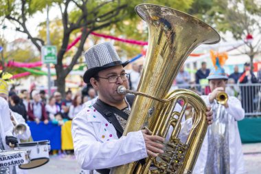 LOULE, PORTUGAL - 17 Şubat 2024: Loule, Portekiz 'deki Renkli Karnaval Festivali katılımcıları.