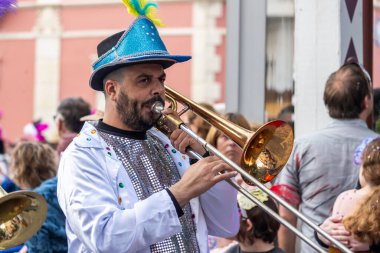 LOULE, PORTUGAL - 17 Şubat 2024: Loule, Portekiz 'deki Renkli Karnaval Festivali katılımcıları.