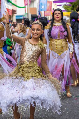 LOULE, PORTUGAL - 17 Şubat 2024: Loule, Portekiz 'deki Renkli Karnaval Festivali katılımcıları.