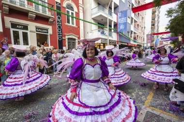 LOULE, PORTUGAL - 17 Şubat 2024: Loule, Portekiz 'deki Renkli Karnaval Festivali katılımcıları.