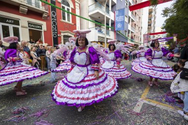 LOULE, PORTUGAL - 17 Şubat 2024: Loule, Portekiz 'deki Renkli Karnaval Festivali katılımcıları.