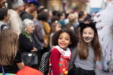 LOULE, PORTUGAL - 17 Şubat 2024: Loule City, Portekiz 'deki Renkli Karnaval Festivali katılımcıları.