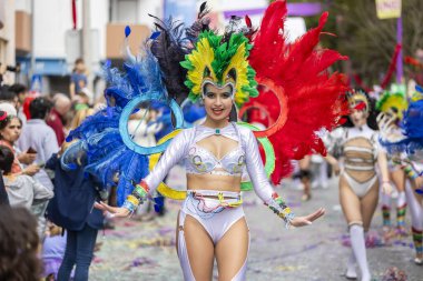 LOULE, PORTUGAL - 17 Şubat 2024: Loule, Portekiz 'deki Renkli Karnaval Festivali katılımcıları.