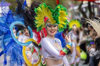 LOULE, PORTUGAL - 17 Şubat 2024: Loule, Portekiz 'deki Renkli Karnaval Festivali katılımcıları.