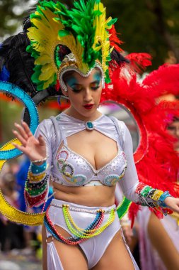 LOULE, PORTUGAL - 17 Şubat 2024: Loule, Portekiz 'deki Renkli Karnaval Festivali katılımcıları.