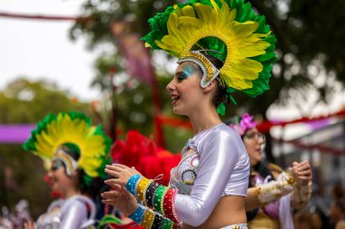 LOULE, PORTUGAL - 17 Şubat 2024: Loule, Portekiz 'deki Renkli Karnaval Festivali katılımcıları.