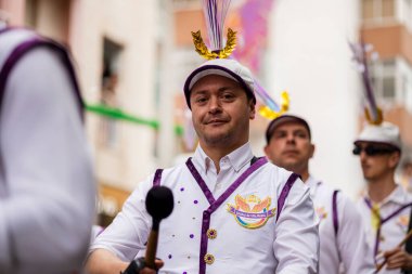 LOULE, PORTUGAL - 17 Şubat 2024: Loule, Portekiz 'deki Renkli Karnaval Festivali katılımcıları.