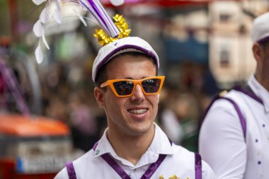 LOULE, PORTUGAL - 17 Şubat 2024: Loule, Portekiz 'deki Renkli Karnaval Festivali katılımcıları.
