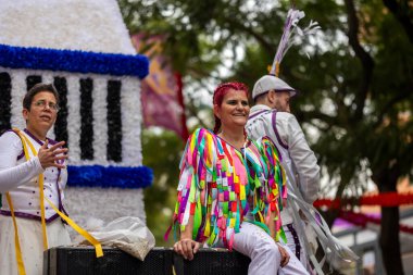 LOULE, PORTUGAL - 17 Şubat 2024: Loule, Portekiz 'deki Renkli Karnaval Festivali katılımcıları.