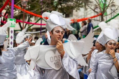 LOULE, PORTUGAL - 17 Şubat 2024: Loule, Portekiz 'deki Renkli Karnaval Festivali katılımcıları.