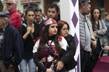 LOULE, PORTUGAL - 17 Şubat 2024: Loule City, Portekiz 'deki Renkli Karnaval Festivali katılımcıları.