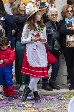 LOULE, PORTUGAL - 17 Şubat 2024: Loule City, Portekiz 'deki Renkli Karnaval Festivali katılımcıları.