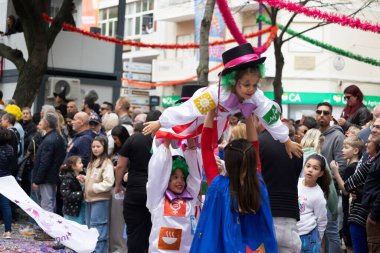 LOULE, PORTUGAL - 17 Şubat 2024: Loule City, Portekiz 'deki Renkli Karnaval Festivali katılımcıları.