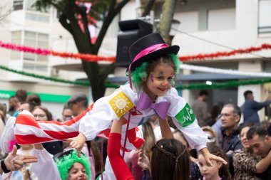 LOULE, PORTUGAL - 17 Şubat 2024: Loule City, Portekiz 'deki Renkli Karnaval Festivali katılımcıları.