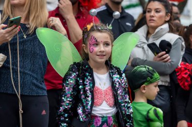 LOULE, PORTUGAL - 17 Şubat 2024: Loule City, Portekiz 'deki Renkli Karnaval Festivali katılımcıları.