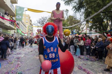LOULE, PORTUGAL - 17 Şubat 2024: Loule City, Portekiz 'deki Renkli Karnaval Festivali katılımcıları.