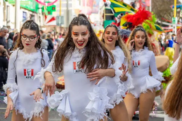 LOULE, PORTUGAL - 17 Şubat 2024: Loule, Portekiz 'deki Renkli Karnaval Festivali katılımcıları.