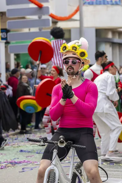 LOULE, PORTUGAL - 17 Şubat 2024: Loule, Portekiz 'deki Renkli Karnaval Festivali katılımcıları.