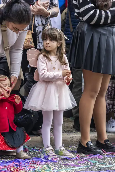 LOULE, PORTUGAL - 17 Şubat 2024: Loule City, Portekiz 'deki Renkli Karnaval Festivali katılımcıları.