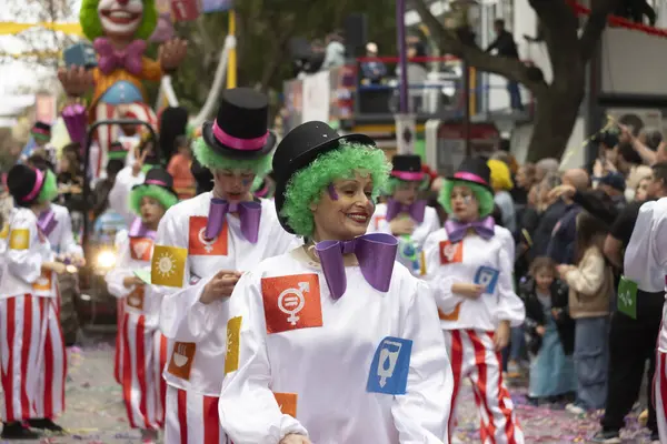 LOULE, PORTUGAL - 17 Şubat 2024: Loule, Portekiz 'deki Renkli Karnaval Festivali katılımcıları.