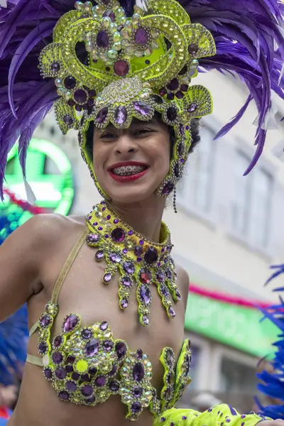 LOULE, PORTUGAL - 17 Şubat 2024: Loule, Portekiz 'deki Renkli Karnaval Festivali katılımcıları.