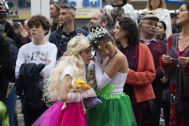 LOULE, PORTUGAL - 17 Şubat 2024: Loule City, Portekiz 'deki Renkli Karnaval Festivali katılımcıları.