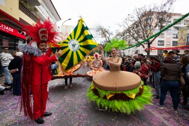 LOULE, PORTUGAL - 17 Şubat 2024: Loule, Portekiz 'deki Renkli Karnaval Festivali katılımcıları.