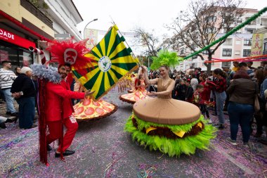 LOULE, PORTUGAL - 17 Şubat 2024: Loule, Portekiz 'deki Renkli Karnaval Festivali katılımcıları.
