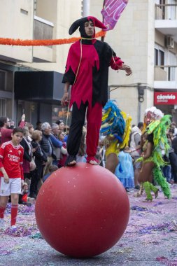 LOULE, PORTUGAL - 17 Şubat 2024: Loule, Portekiz 'deki Renkli Karnaval Festivali katılımcıları.