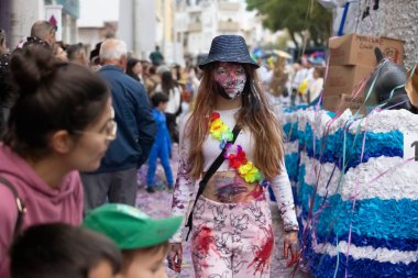 LOULE, PORTUGAL - 17 Şubat 2024: Loule City, Portekiz 'deki Renkli Karnaval Festivali katılımcıları.