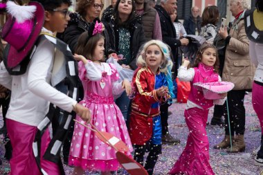 LOULE, PORTUGAL - 17 Şubat 2024: Loule City, Portekiz 'deki Renkli Karnaval Festivali katılımcıları.