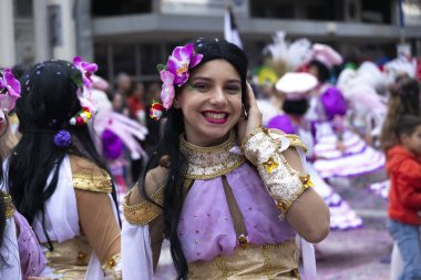 LOULE, PORTUGAL - 17 Şubat 2024: Loule, Portekiz 'deki Renkli Karnaval Festivali katılımcıları.