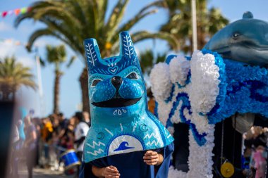 QuARTEIRA, PORTUGAL - 13 Şubat 2024: Quarteira, Portekiz 'deki Renkli Karnaval (Karnaval) Festivali katılımcıları.