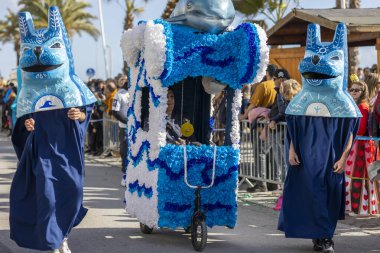 QuARTEIRA, PORTUGAL - 13 Şubat 2024: Quarteira, Portekiz 'deki Renkli Karnaval (Karnaval) Festivali katılımcıları.