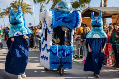 QuARTEIRA, PORTUGAL - 13 Şubat 2024: Quarteira, Portekiz 'deki Renkli Karnaval (Karnaval) Festivali katılımcıları.
