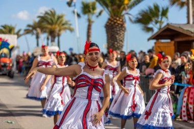 QuARTEIRA, PORTUGAL - 13 Şubat 2024: Quarteira, Portekiz 'deki Renkli Karnaval (Karnaval) Festivali katılımcıları.