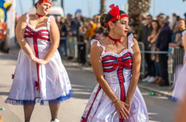 QuARTEIRA, PORTUGAL - 13 Şubat 2024: Quarteira, Portekiz 'deki Renkli Karnaval (Karnaval) Festivali katılımcıları.