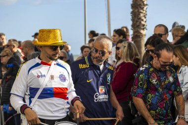 QuARTEIRA, PORTUGAL - 13 Şubat 2024: Quarteira, Portekiz 'deki Renkli Karnaval Festivali katılımcıları.