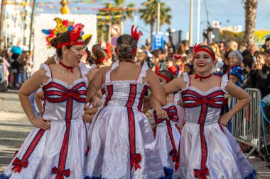 QuARTEIRA, PORTUGAL - 13 Şubat 2024: Quarteira, Portekiz 'deki Renkli Karnaval (Karnaval) Festivali katılımcıları.