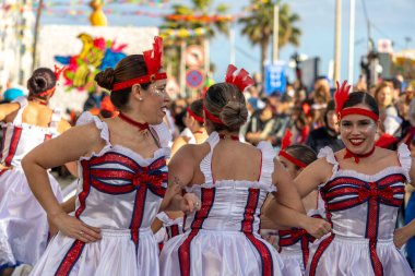 QuARTEIRA, PORTUGAL - 13 Şubat 2024: Quarteira, Portekiz 'deki Renkli Karnaval (Karnaval) Festivali katılımcıları.