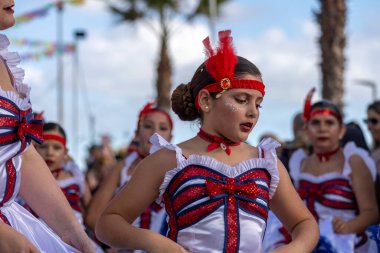 QuARTEIRA, PORTUGAL - 13 Şubat 2024: Quarteira, Portekiz 'deki Renkli Karnaval (Karnaval) Festivali katılımcıları.