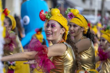 QuARTEIRA, PORTUGAL - 13 Şubat 2024: Quarteira, Portekiz 'deki Renkli Karnaval (Karnaval) Festivali katılımcıları.