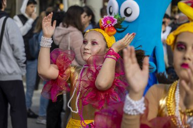 QuARTEIRA, PORTUGAL - 13 Şubat 2024: Quarteira, Portekiz 'deki Renkli Karnaval (Karnaval) Festivali katılımcıları.