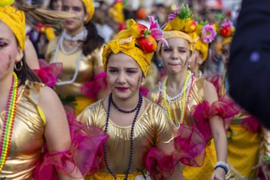 QuARTEIRA, PORTUGAL - 13 Şubat 2024: Quarteira, Portekiz 'deki Renkli Karnaval (Karnaval) Festivali katılımcıları.